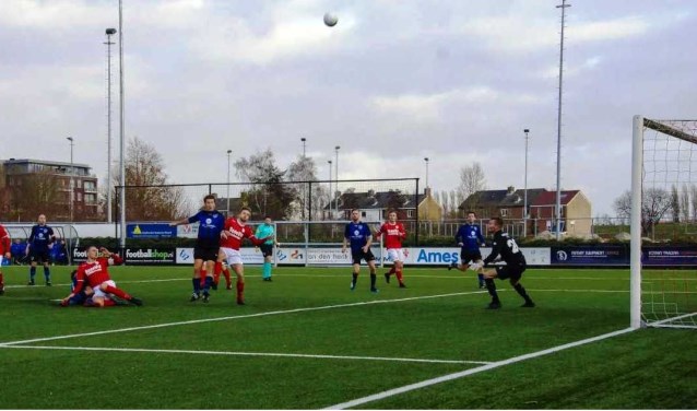 De Jonge Spartaan had een zware middag in 's Gravendeel (Foto: Peter Prins).