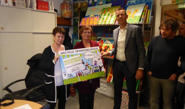 Wethouder Daan Markwat overhandigde afgelopen zaterdag de prijs van Wecycle aan vertegenwoordigers van het Repair Café.