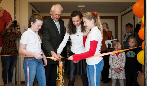 Burgemeester Lamers, tevens voorzitter Stichting Vrienden Vlietland, en Franciscus Kinderraad openen kindvriendelijke acute behandelkamer Franciscus Vlietland