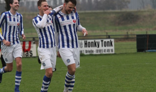 Ferry van der Spuij (r) wordt door broer Danny en Ramon de la Haye gefeliciteerd met zijn fraaie goal. (Foto: Wil van Balen).