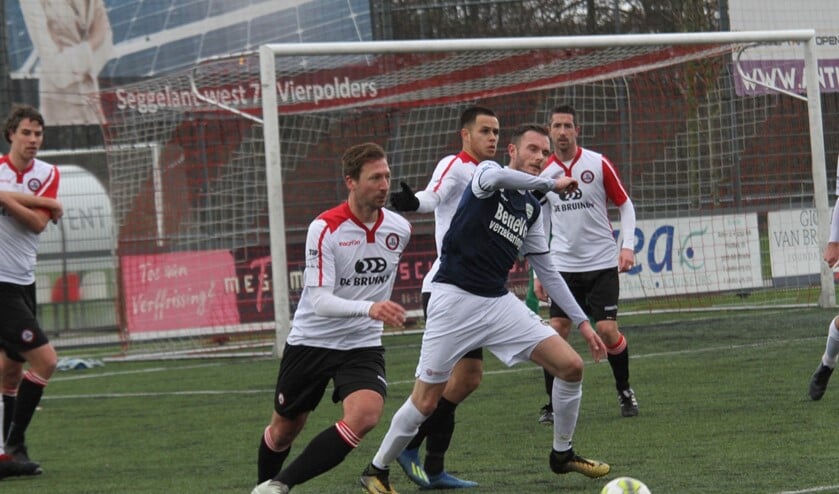 Gino Stolk (tweede van links) speelde dit keer in de Brielse defensie. (Foto: Wil van Balen).