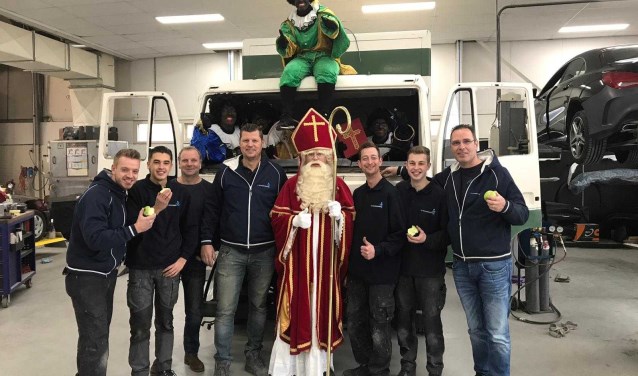 Sinterklaas bezocht autospuiterij MV Schadeherstel in De Lier.