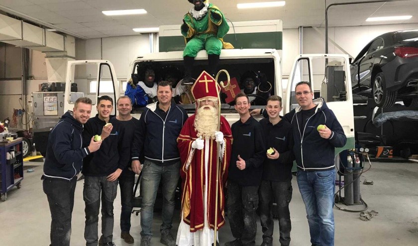 Sinterklaas bezocht autospuiterij MV Schadeherstel in De Lier.