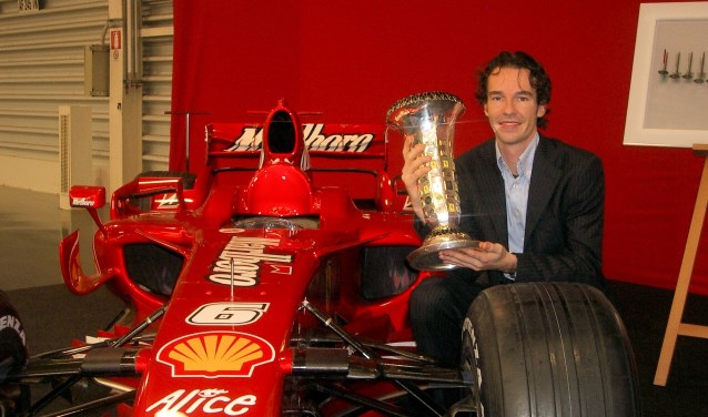 Remko met in zijn handen de felbegeerde kampioensbeker voor het constructeursteam