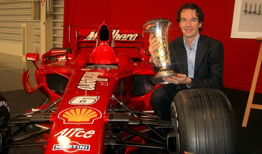 Remko met in zijn handen de felbegeerde kampioensbeker voor het constructeursteam