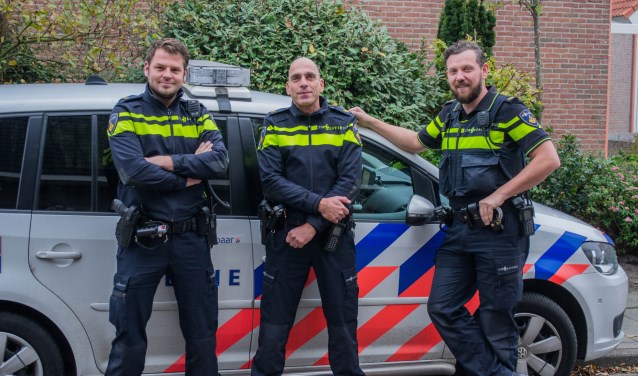 De drie nieuwe wijkagenten (v.l.n.r.) Jaco Wilstra, Erwin van Trigt en Arjan Aarnoudse. Foto: Sam Fish