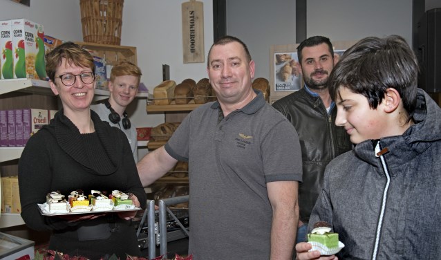 Tijdens de officiele opening was er een hapje en een drankje voor de eerste klanten (Foto: Jos Uijtdehaage)