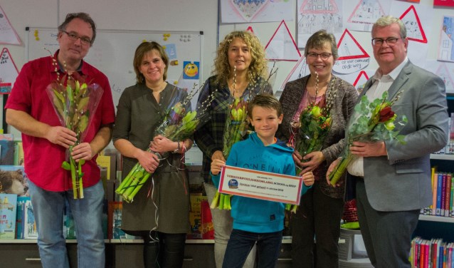 School op SEEF, de verkeersmoeders, de wethouder en de voorzitter van de kinderraad zijn erg blij met de herlabeling