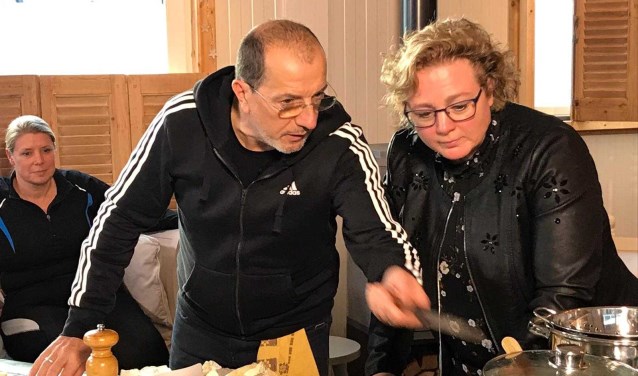 In BinnensteBuiten neemt Alain Caron de kijker mee naar plekken in Nederland waar bijzondere producten vandaan komen.
