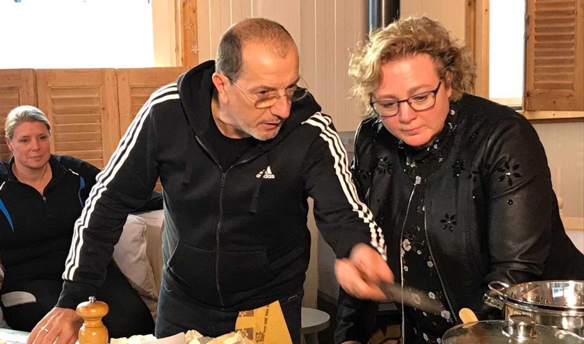 In BinnensteBuiten neemt Alain Caron de kijker mee naar plekken in Nederland waar bijzondere producten vandaan komen.