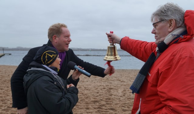 Burgemeester De Jong en trail-organisator Els Priester 'luidden' de deelnemers op weg. (Foto: Jasper Dijkman).