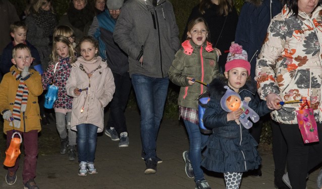 Met een lichtjestocht vol lampionnen sloten de leerlingen van de basisscholen Remix en BVS de projectperiode rondom het thema 'licht' vorige week donderdag af. * Foto: Jos Uitdehaage.