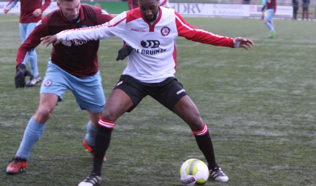 Lonny Mendes Fernandes in duel met oud-Briellespeler Tommie van Schaijk. * Foto: Wil van Balen.