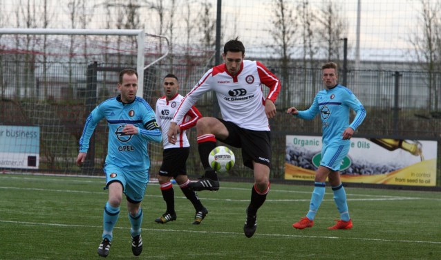Jeffrey Duijnstee voorkwam met de 1-1 een nederlaag voor Brielle bij koploper SC Feyenoord. * Archieffoto: Wil van Balen.