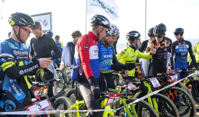 Ronan van Zandbeek (1), Ramses Bekkenk (10), Robbert Gevers (11) en de latere winnaar Robert de Nijs (12) staan klaar aan het vertrek met plannen om te vlammen. * Foto: Wil van Balen.