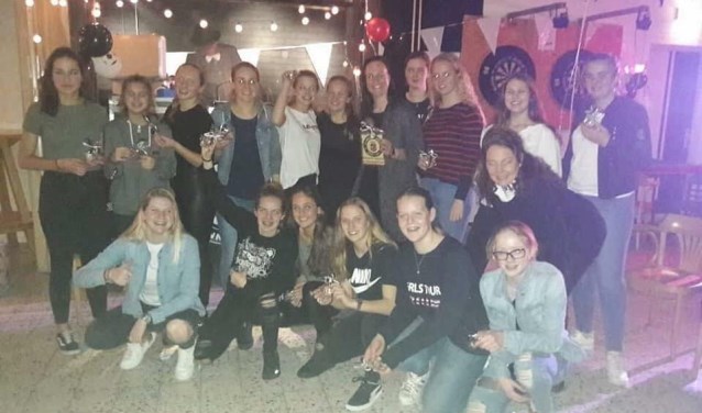 Groot feest voor de Meiden van Nieuwenhoorn