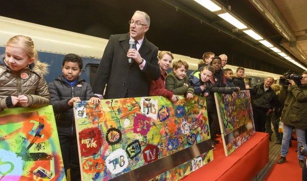 Burgemeester Ahmed Aboutaleb onthult het kunstwerk gemaakt door kinderen uit de vijf gemeentes langs de Hoekse Lijn. Het kunstwerk werd gemaakt onder begeleiding van de KunstPiloot.
