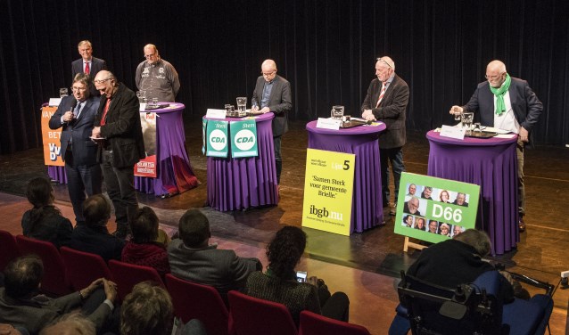 De lijsttrekkers van Brielle gingen woensdagavond in het BREStheater met elkaar in debat onder leiding van Johan Cahuzak, na een introductie door burgemeester Gregor Rensen (fotografie Jos Uijtdehaage)