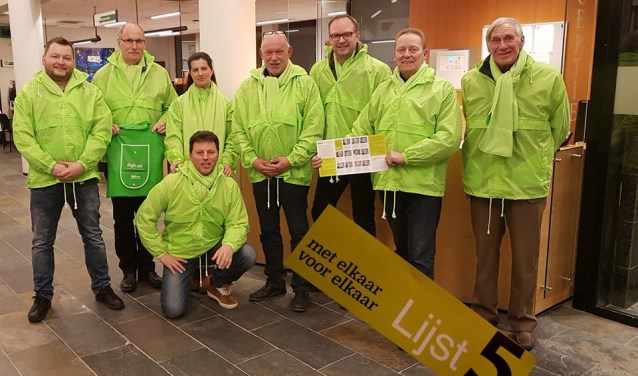 De kandidaat raadsleden voor IBGB in hun frisse outfit in de actuele kleur 'lime' in de hal van het stadskantoor