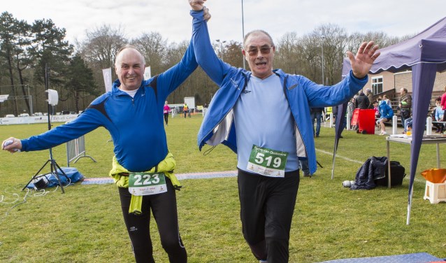 Arie den Arend (rechts) was met zijn 79 jaar de oudste deelnemer aan de Halve van Oostvoorne. * Foto: Wil van Balen.