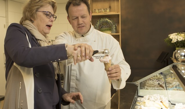Het is nog een hele kunst om een perfect ijsje te scheppen maar het ging de wethouder prima af