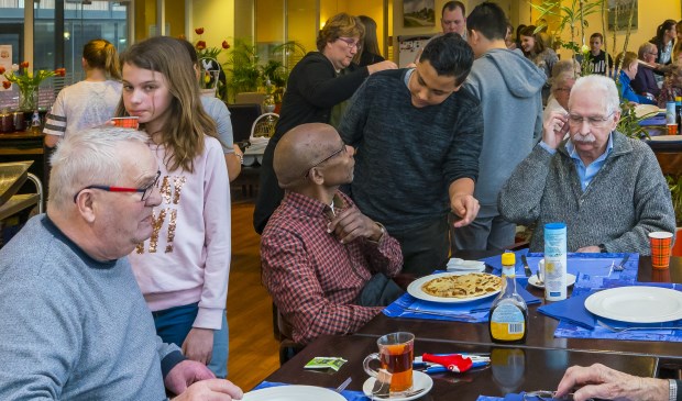 Smullen van heerlijke pannenkoeken met stroop en suiker.