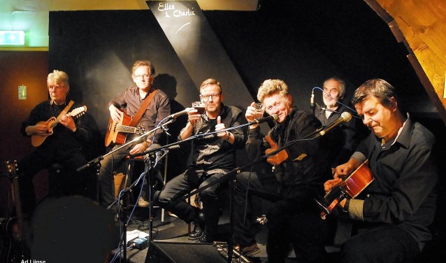 De zeskoppige Zeeuwse Blues- en rootsband Champagne Charlie viert dit jaar het dertigjarige bestaan.