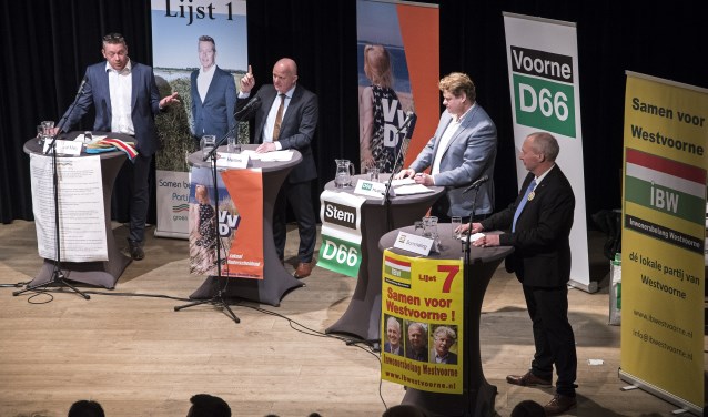 De Westvoornse lijsttrekkers gingen maandagavond in cultureel centrum De Man in Oostvoorne met elkaar in debat over verschillende thema's die in de gemeente Westvoorne spelen (fotografie: Jos Uijtdehaage)