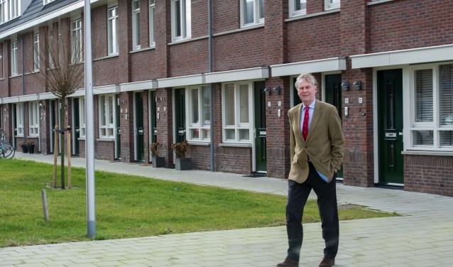 André Schoon bij de starterswoningen aan de Annahoevestraat. Deze woningen zijn voor minder dan € 150.000 verkocht