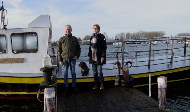 Ingrid van Willigen en Hans Slagter bij het pontje