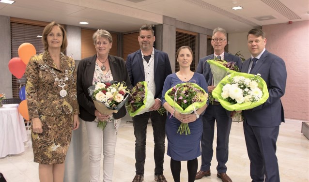 De nieuwe raadsleden, naast de burgemeester, v.l.n.r. Marjan Peelen, Ronald van Spronsen, Karen de Graaf - van Lith, Klaas Kamphuis en Ed Weeder
