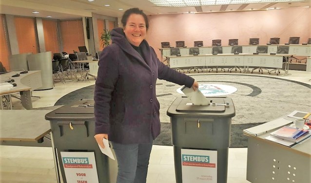 Heleen Boender bij de stembus in het gemeentehuis.
