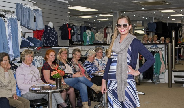 Mannequin Gerlinda toont de nieuwe zomermode in de collectie van Lotte's boetiek. * Foto: Jos Uijtdehaage.
