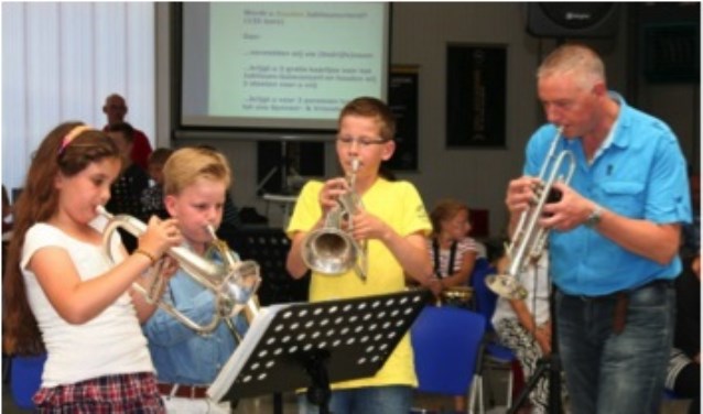 Leerlingen van Muziekgebouw GO spelen voor publiek.