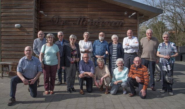 Vijftien reünisten van de 'Overbos eerste klas van 1948' kwamen afgelopen zaterdag in De Meidoorn bij elkaar. * Foto: Jos Uijtdehaage.