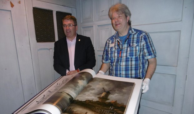Het enorme kunstboek is in de bibliotheek in te zien.