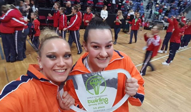 Nadine en Dominique met de kampioensbeker.