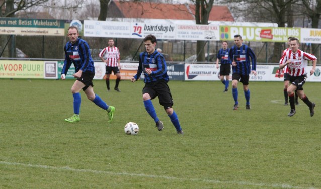 Douwe Zijlstra tekende voor de openingstreffer van Vierpolders in de met 3-1 gewonnen derby tegen Hekelingen. Foto: Wil van Balen.