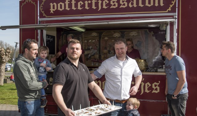 Dankzij de heren kon er heerlijk gesmuld worden van de poffertjes