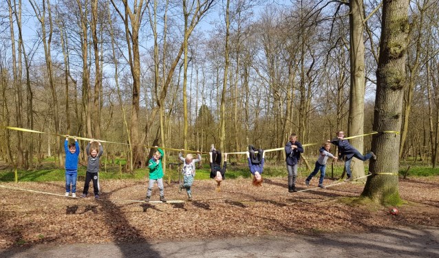 Er was een hoogteparcours waarbij er over een wel erg dun lijntje, hoog boven de grond, tussen de bomen door gelopen kon worden