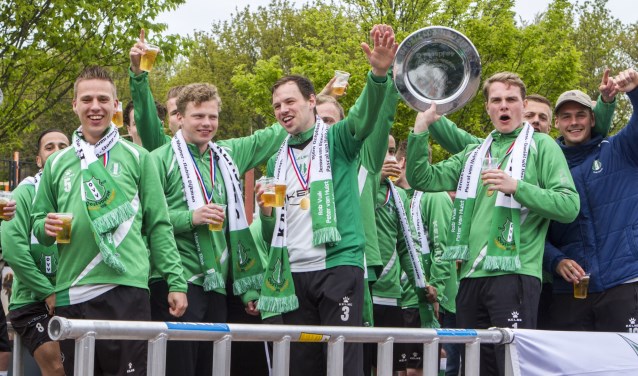 Ontlading bij de OVV-selectie en zwaaien met de schaal: het kampioenschap is ongeslagen binnengehaald...* Foto: Wil van Balen.