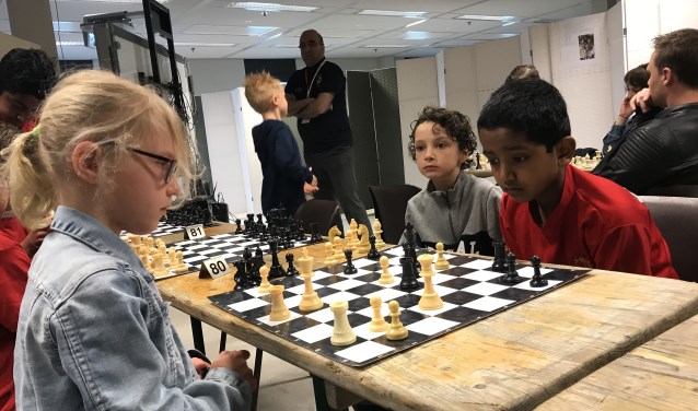 De jonge schakers zijn al druk voor de opening van het toernooi bezig.