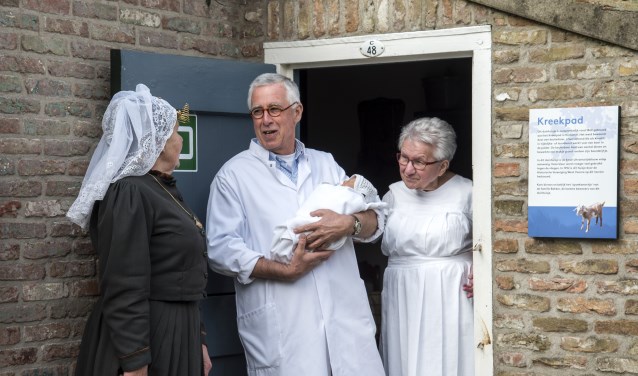 Huisarts in ruste De Kok en kraamhulp in ruste Van der Velden haalden een wolk van een baby bij De Duinhuisjes. * Foto: Jos Uijtdehaage.
