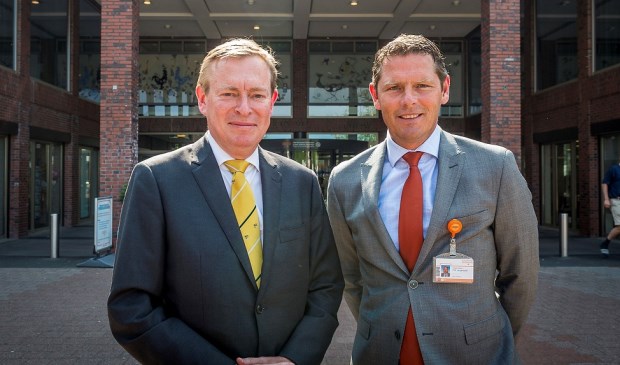Minister Bruins en Peter Langenbach voor de hoofdingang van het ziekenhuis