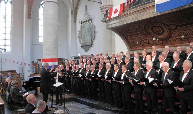 Het Randstedelijk Mannenkoor onder leiding van dirigent Arjan Breukhoven. Orgel: Evert van de Veen, viool: Gerrit van Putten