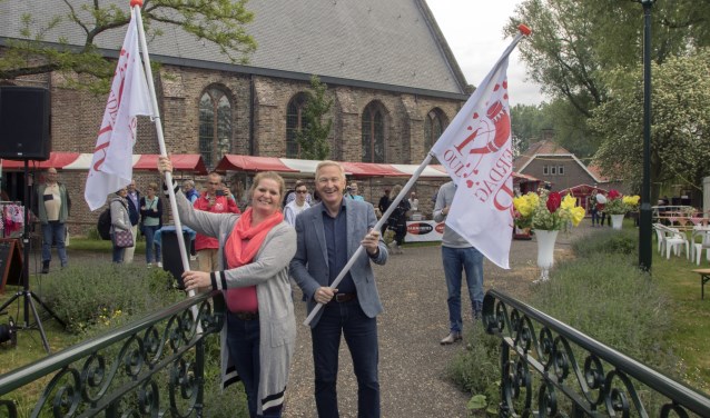 Met het plaatsen van de vlaggen werd de 2e Moederdagfair officieel door wethouder van der Velde geopend