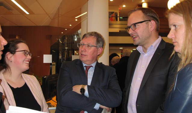 Burgemeester Gregor Rensen met rechts van hem huidig 1e loco-burgemeester Robert van der Kooi (IBGB) op de avond van de verkiezingen (archieffoto)