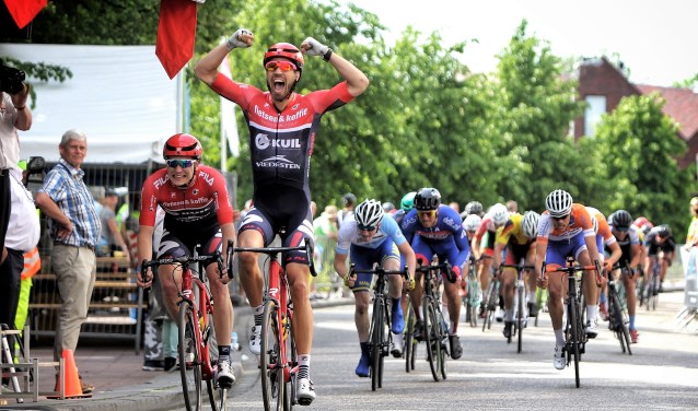 Martijn Keizer trok de sprint aan voor zijn ploeggenoot Chiel Breukelman, maar had zoveel vaart dat hij de ZHETour zelf won.
