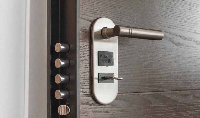 Ruim de helft is voorzichtig en doet alleen de deur open als men in dat kunstlicht door een ruit of deurspion of videocamera de bezoeker kan herkennen of als het bezoek vooraf is aangekondigd.