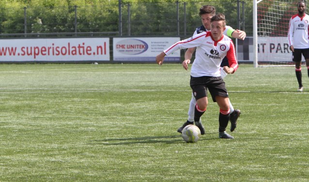 Julian de Geus is een van de 'jonkies' die opstaan nu veel spelers van de gevestigde orde van Brielle niet kunnen spelen. * Foto: Wil van Balen.